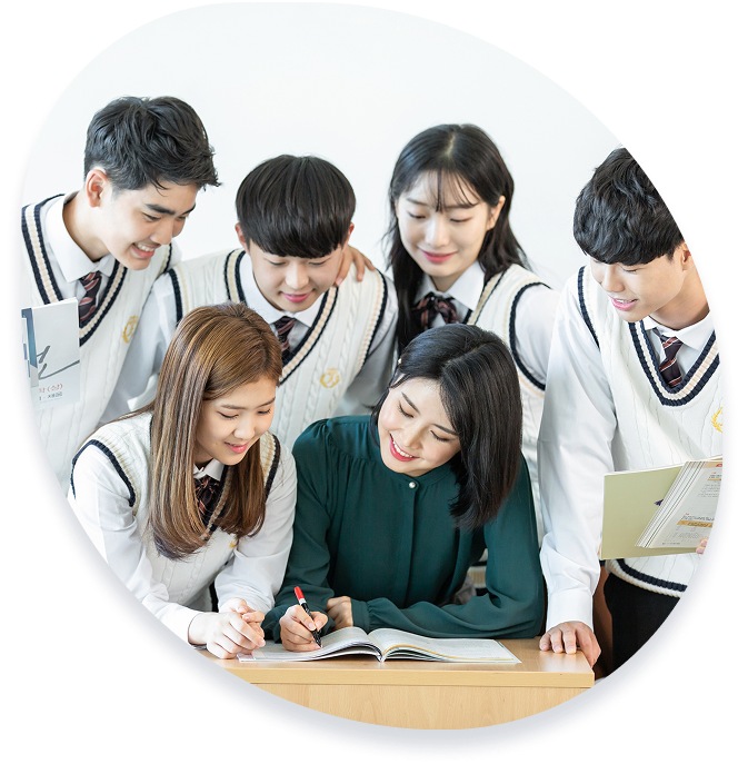 선생님과 학생들이 공부하는 모습
